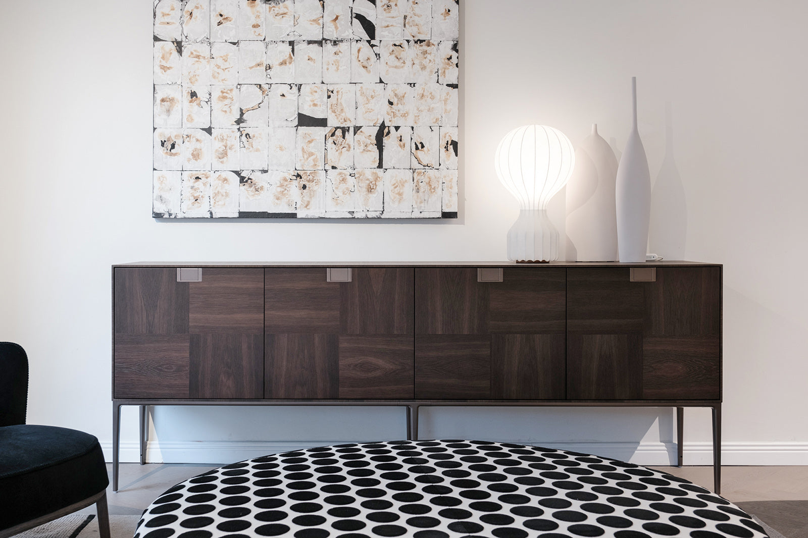 Credenza Alcor di Maxalto, versione orizzontale larga, in legno impiallacciato, con lampada e complementti in showroom SAG'80.