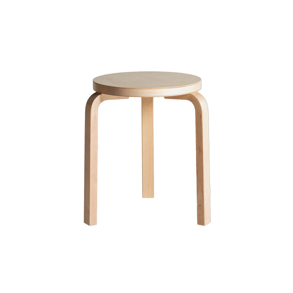 Stool 60 di Artex in legno naturale su fondo bianco. 