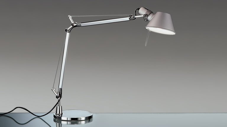 Tolomeo Mini Tavolo – lampada da tavolo – ambientata