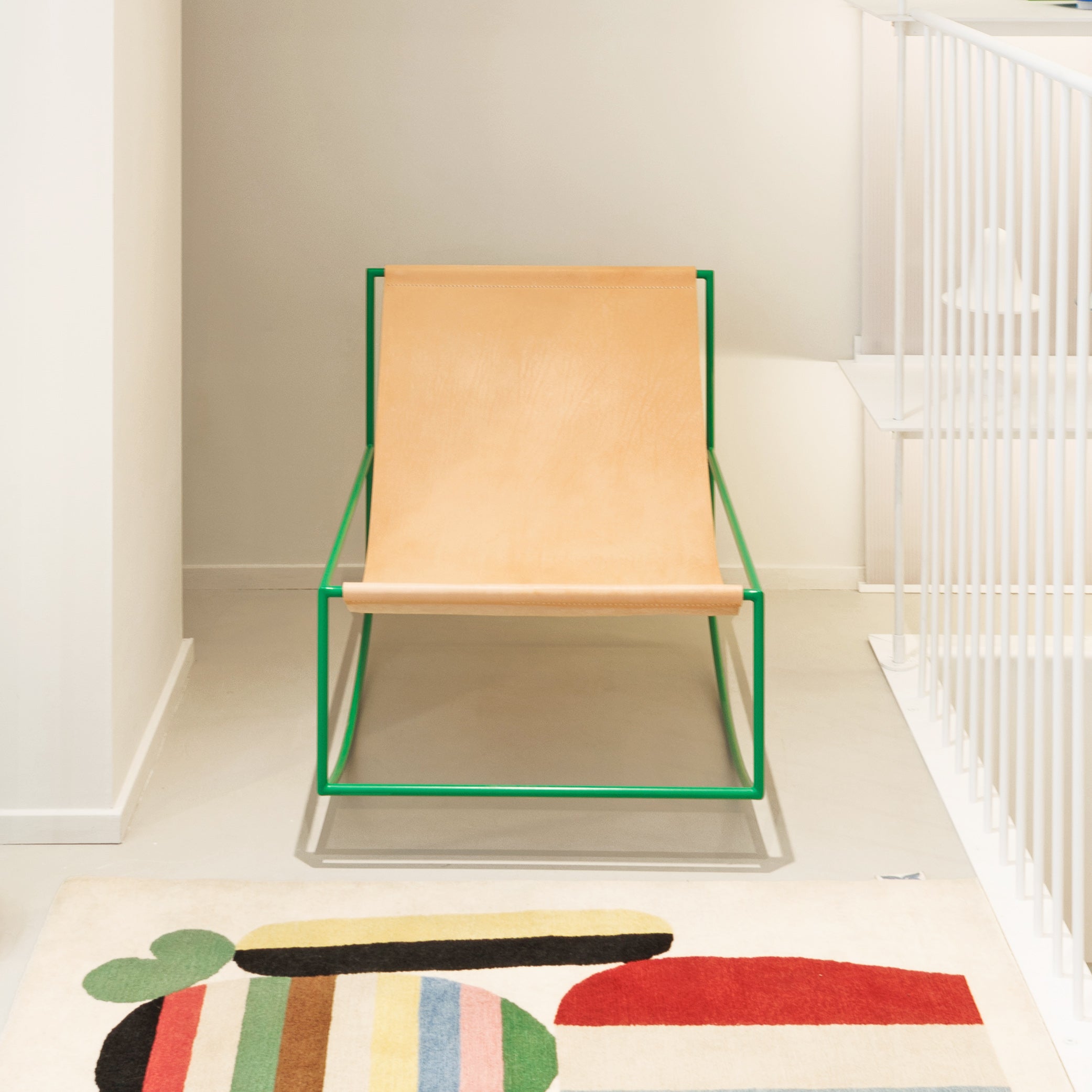 Vista frontale della Rocking Chair di Valerie Objects in showroom SAG'80 Selection.