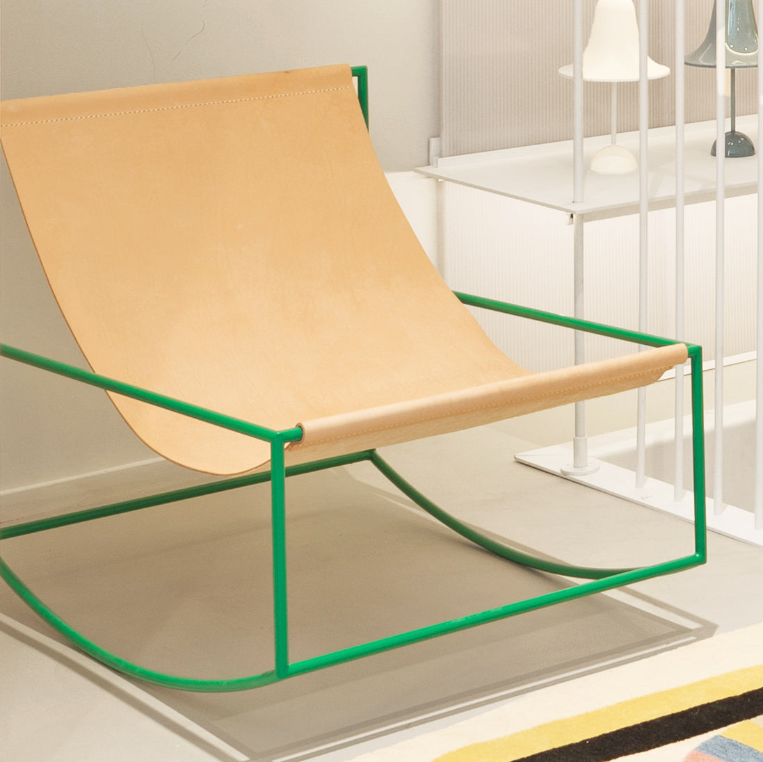 Vista ravvicinata della Rocking Chair di Valerie Objects in showroom SAG'80 Selection.