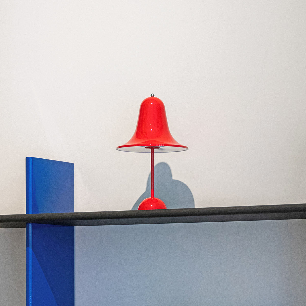 Lampada Pantop Portable di Verpan color rosso acceso laccato in showroom SAG'80 Selection.