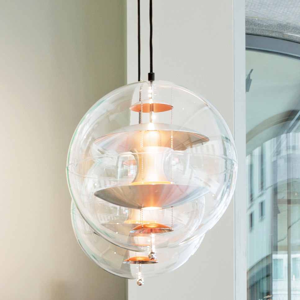 Due lampade VP Globe di Verpan appese in showroom SAG'80 Selection.