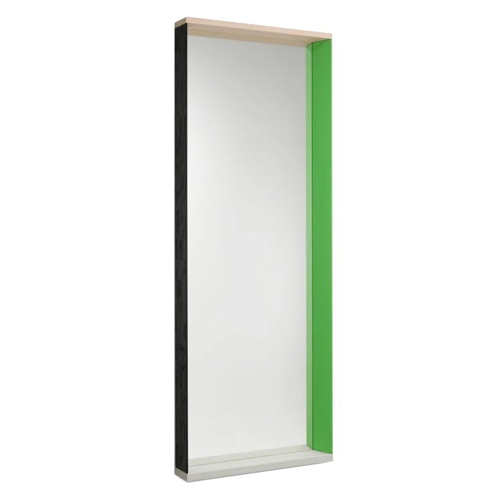 Vitra Colour Frame Mirror in nero e verde su fondo bianco. 