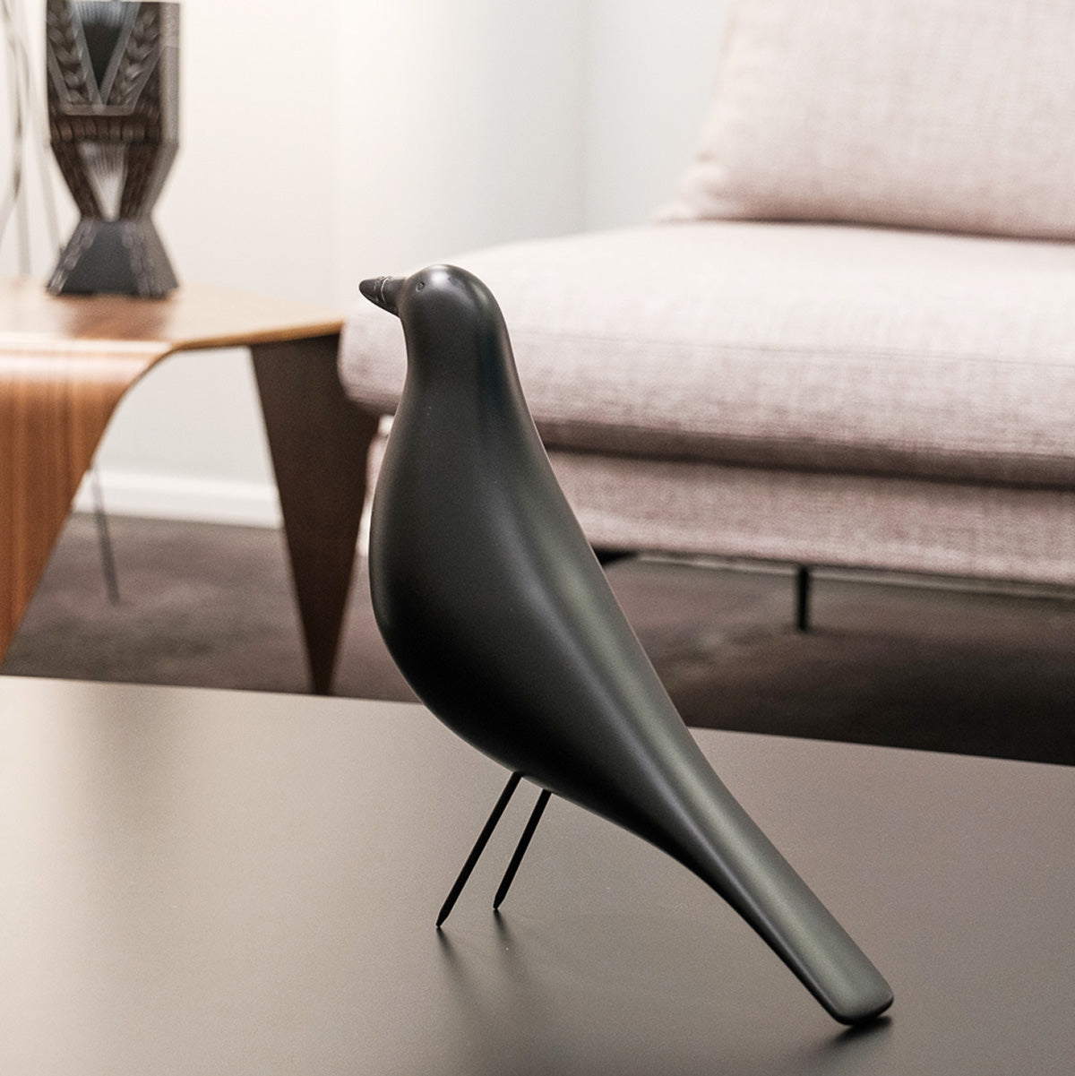 Vitra Eames Bird nero visto da dietro. Sullo sfondo sfocato area living di showroom SAG'80.