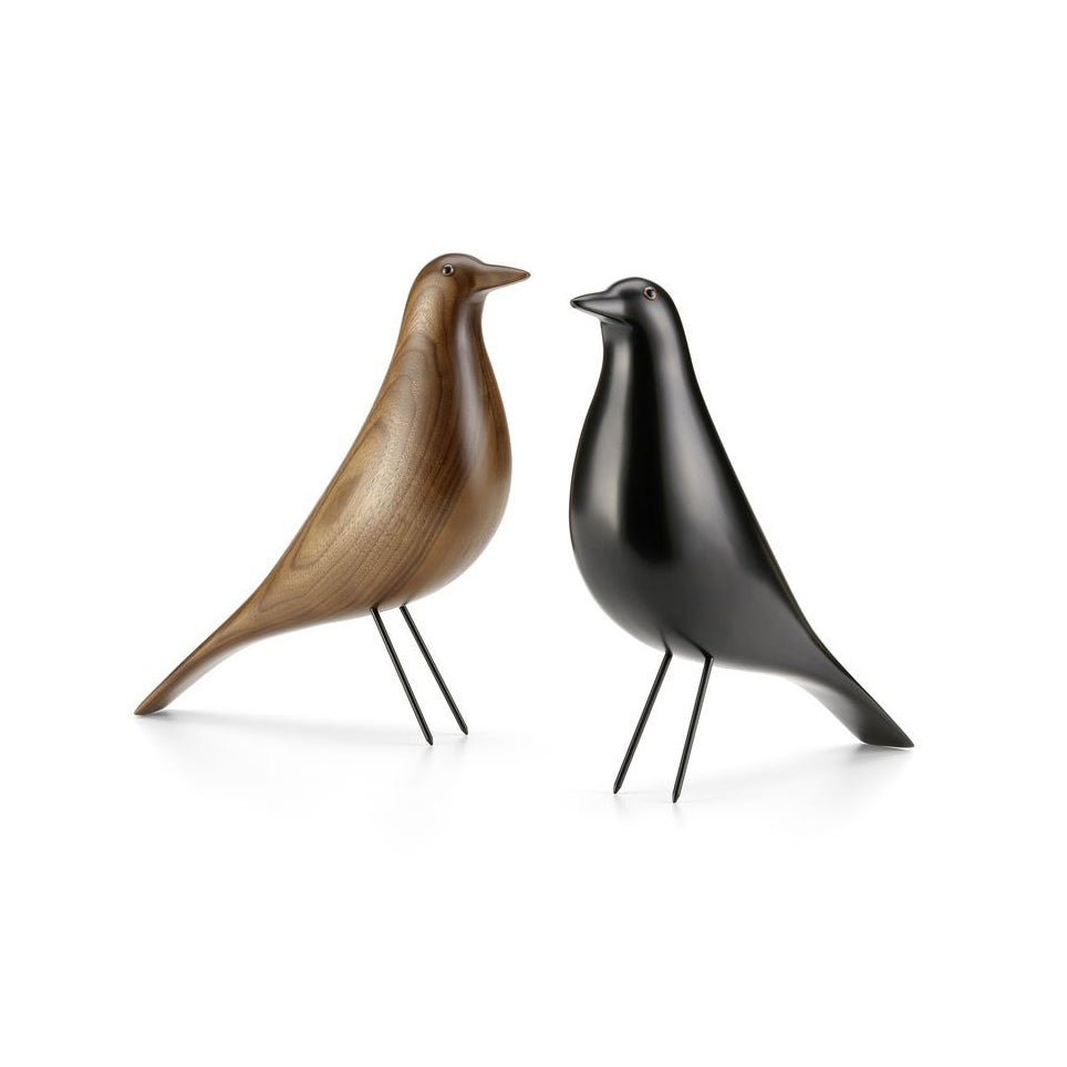 Due Vitra Eames Birds, uno nero e uno in legno, su fondo bianco. 