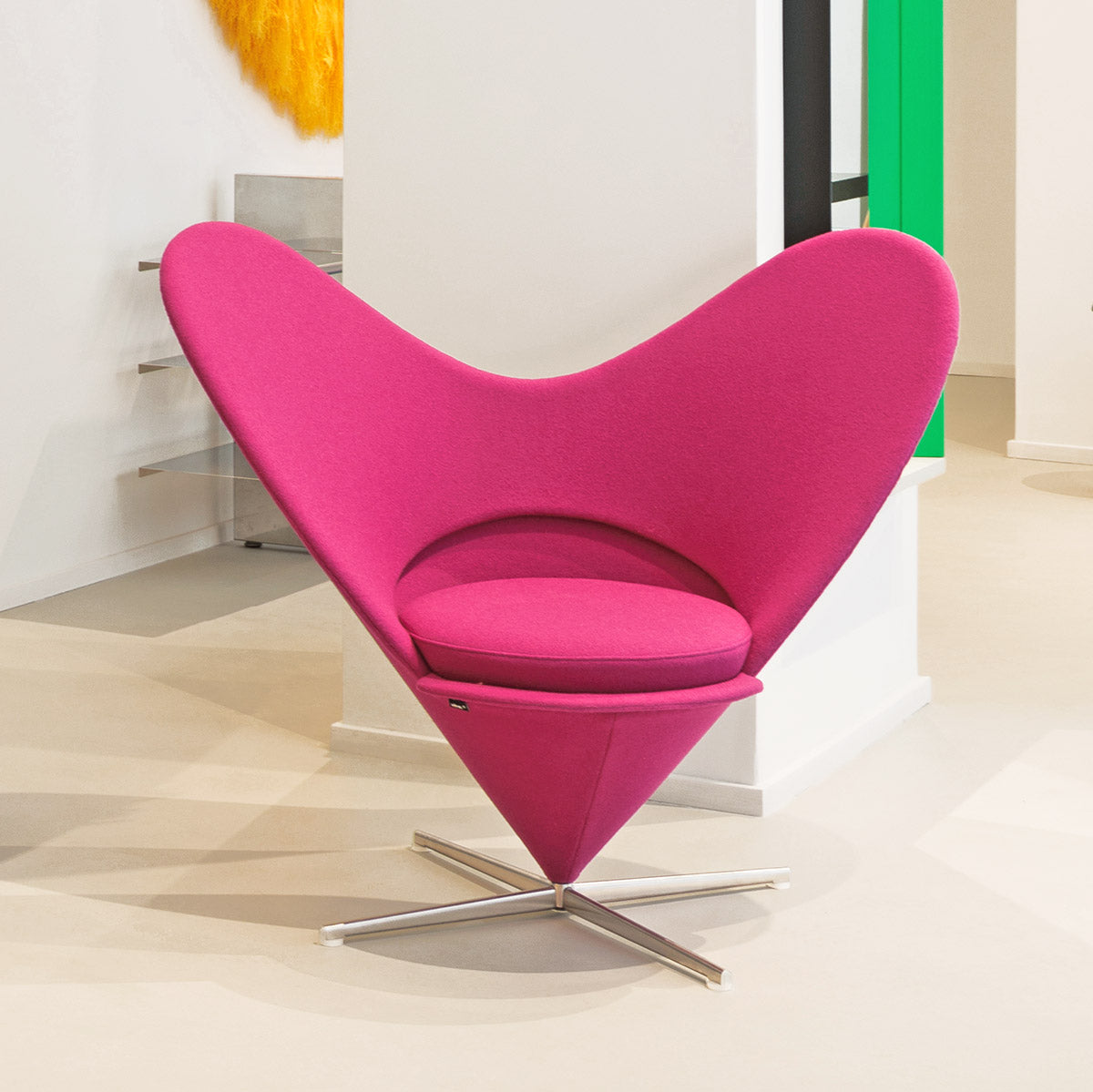 Sedia Vtra Heart Cone rosa in showroom SAG'80 Selection.