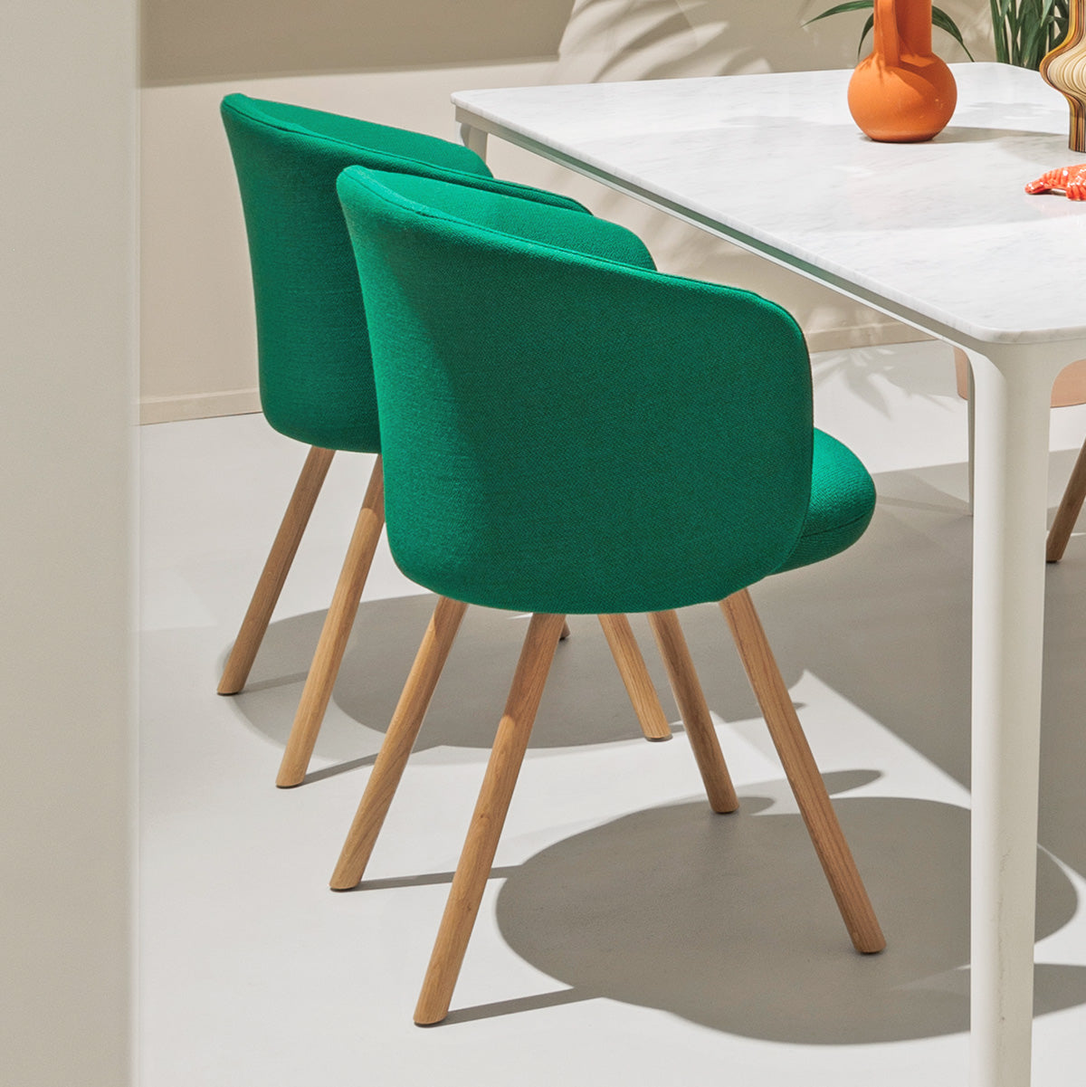 Sedia Mikado di Vitra in tessuto verde  in showroom SAG'80 Selection.