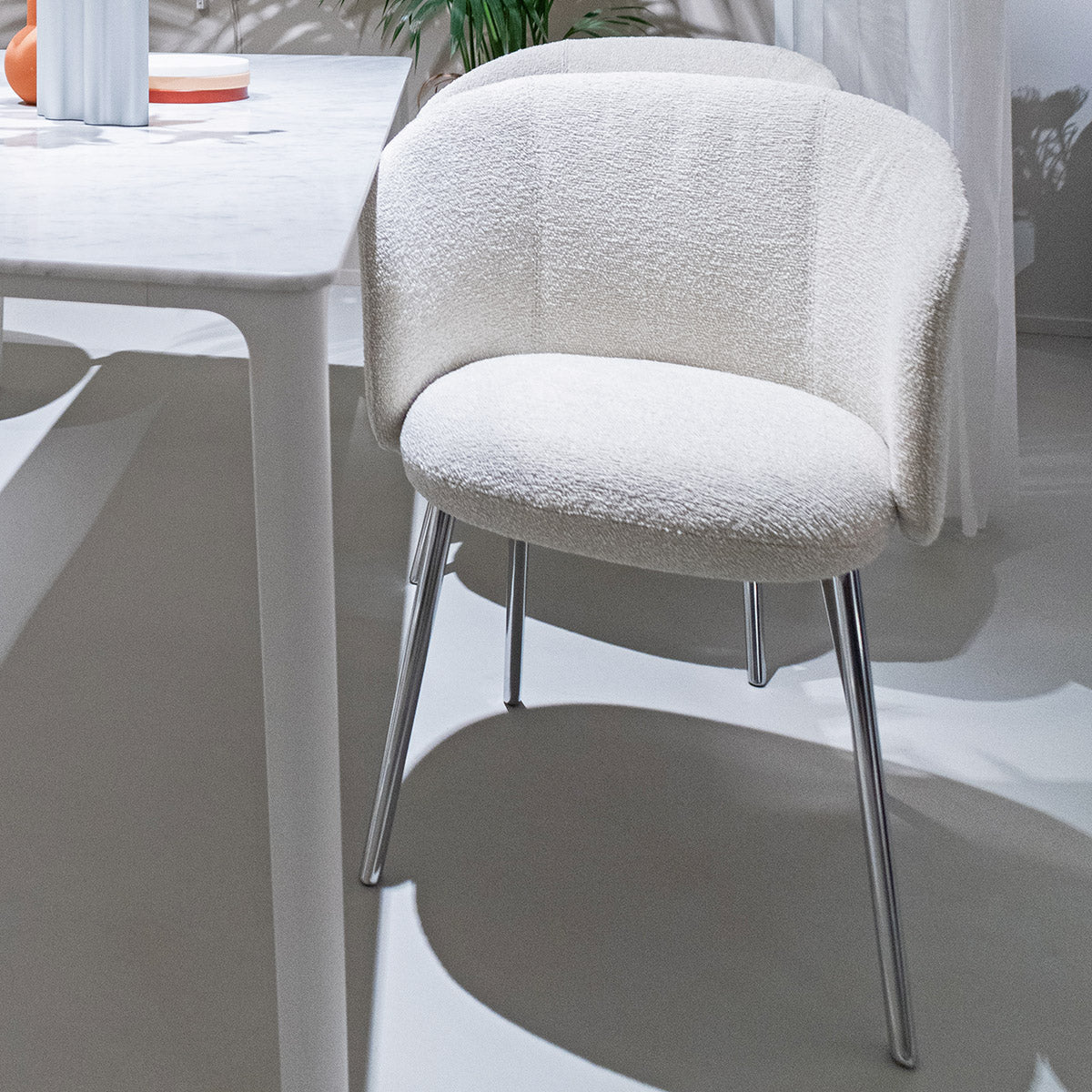 Sedia Mikado di Vitra in tessuto riccio bianco e gambe cromate in showroom SAG'80 Selection.