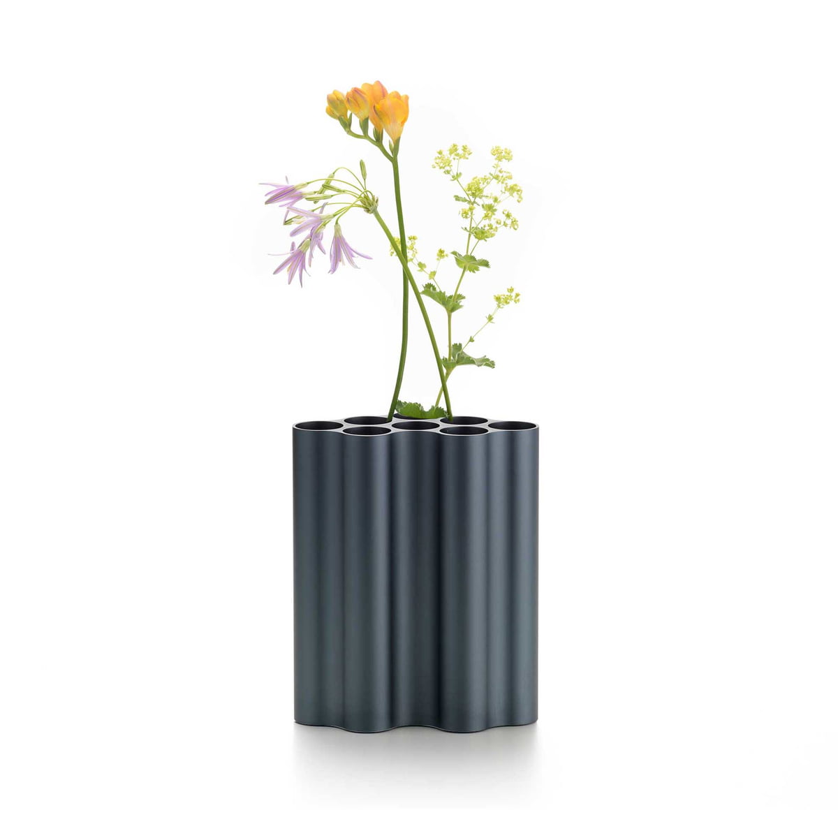 Vaso Vitra Nuage Metallique grigio alto con fiori, su fondo bianco. 