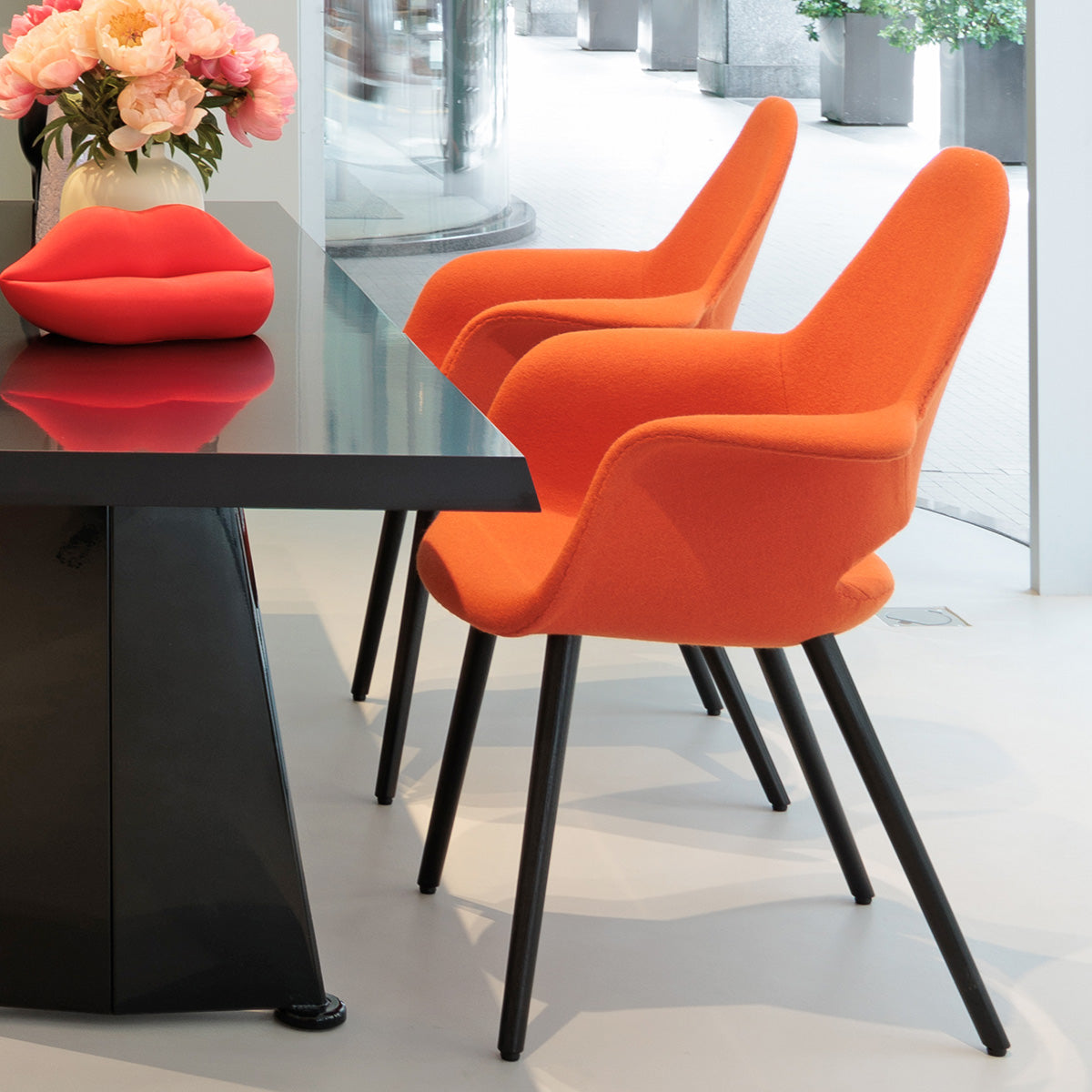 Due Vitra Organic Chairs vicino tavolo da pranzo nero in showroom SAG'80 Selection.