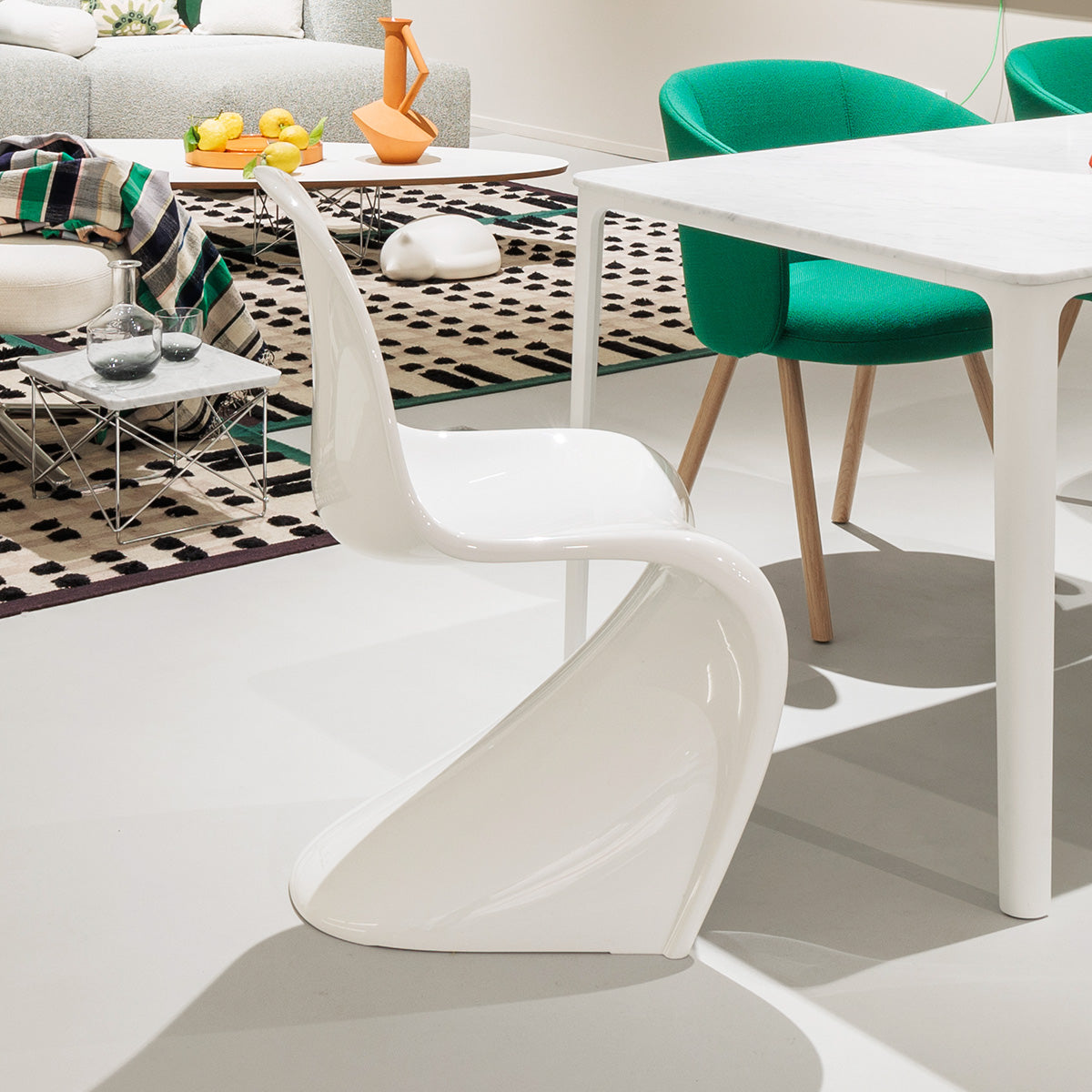 Vitra Panton Chair bianca vicino a tavolo da pranzo bianco in showroom SAG'80 Selection.