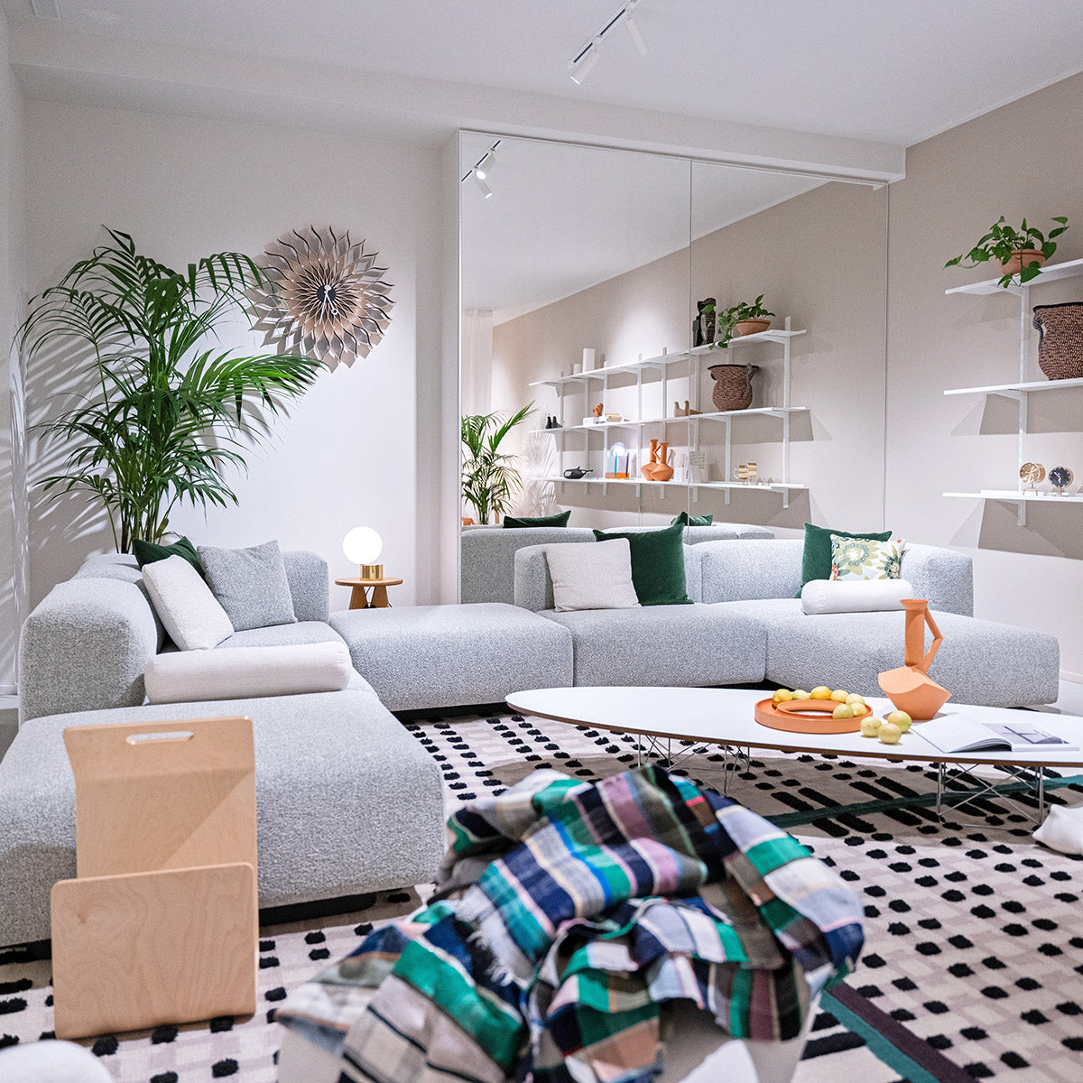 Vitra Soft Modular Sofa grigio in showroom SAG'80 Selection, con tappeto e coffee table. 