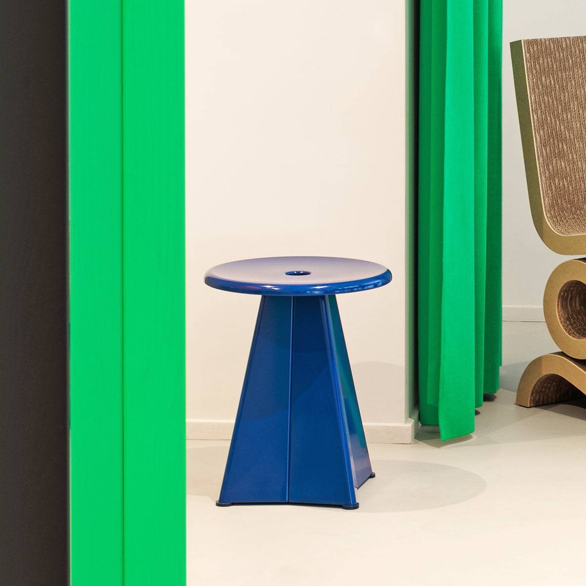 Vitra Tabouret Metallique blu, in showroom SAG'80 Selection.