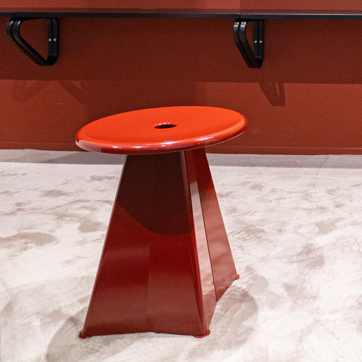 Vitra Tabouret Metallique rosso in showroom SAG'80 Selection.