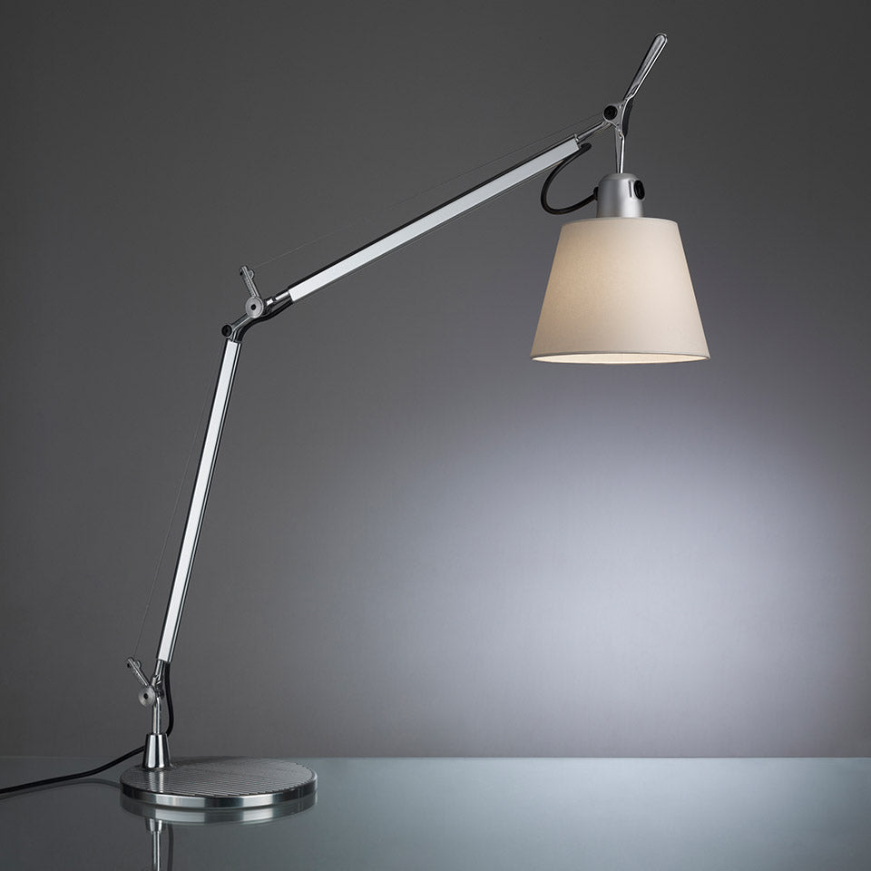 Tolomeo Basculante Tavolo – lampada da tavolo – ambientata