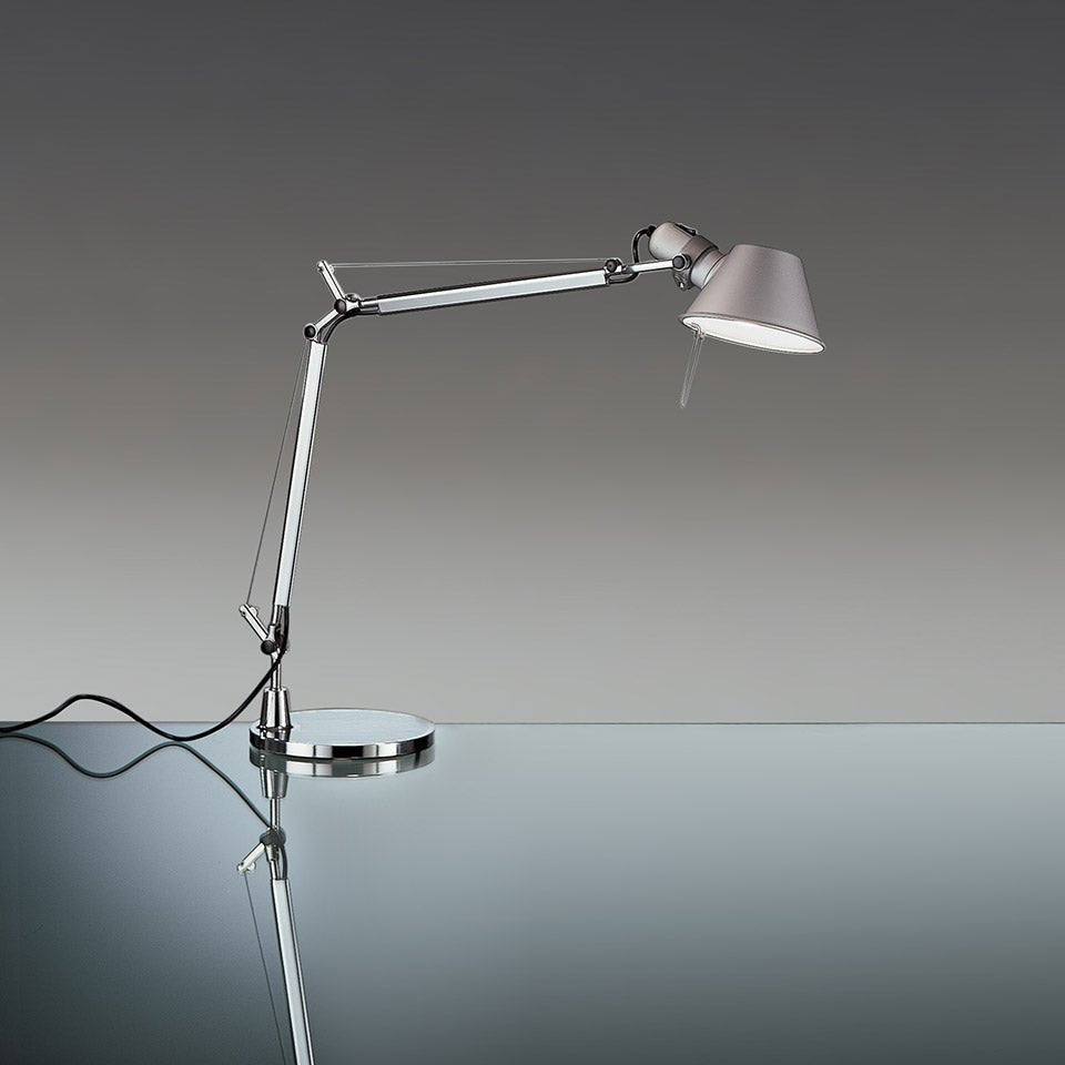 Tolomeo Mini Tavolo – lampada da tavolo – ambientata